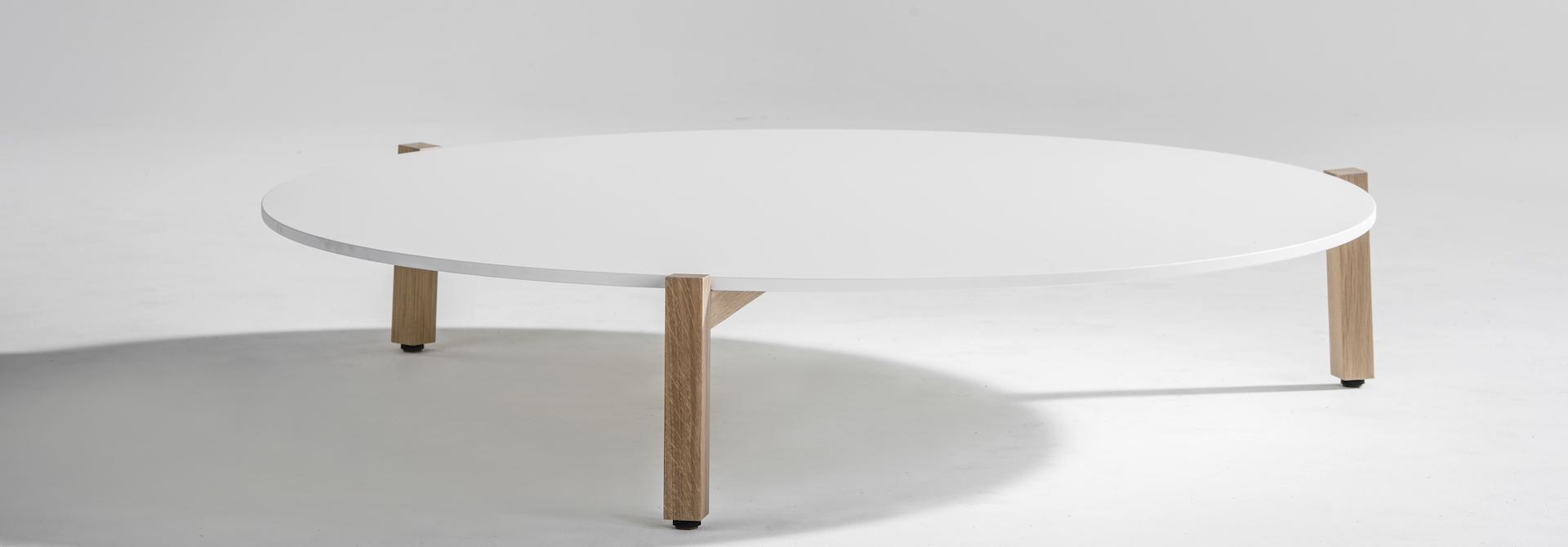 Table de salon blanc avec pieds de table en bois