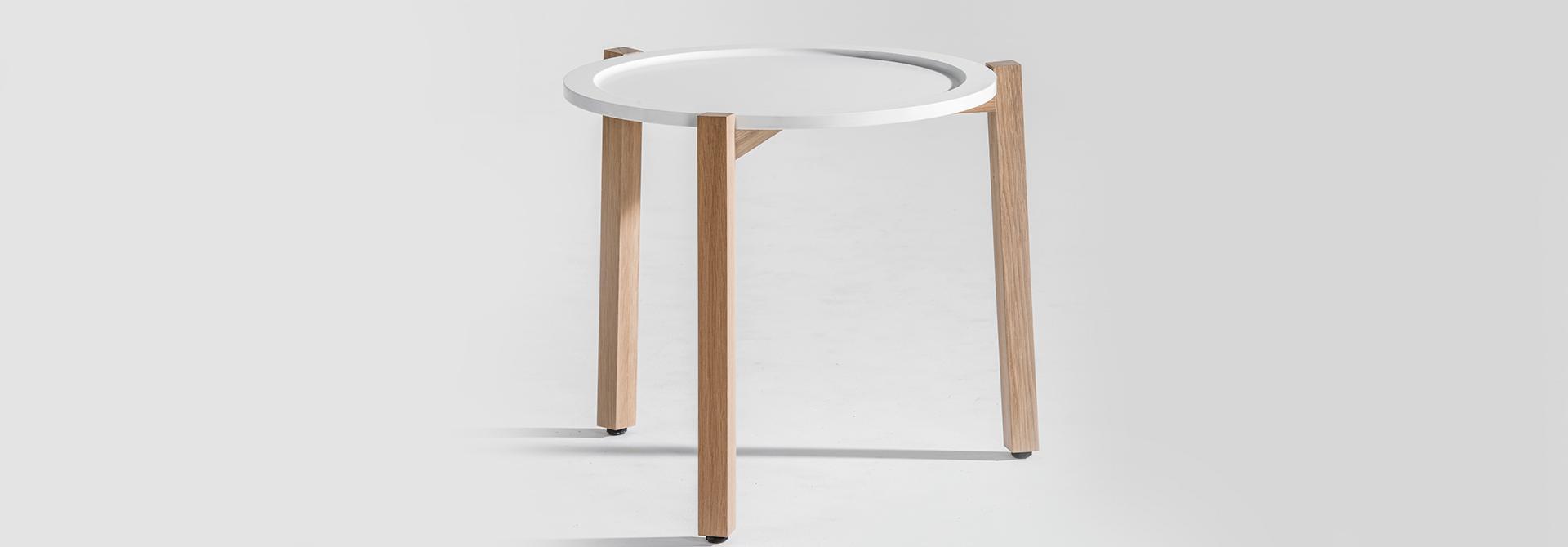 Table d'appoint blanc avec pieds de table en bois