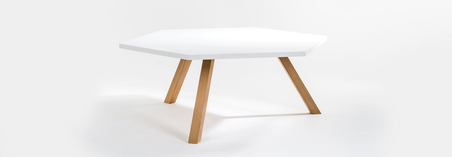table hex blanche et bois pieds de table vue de face