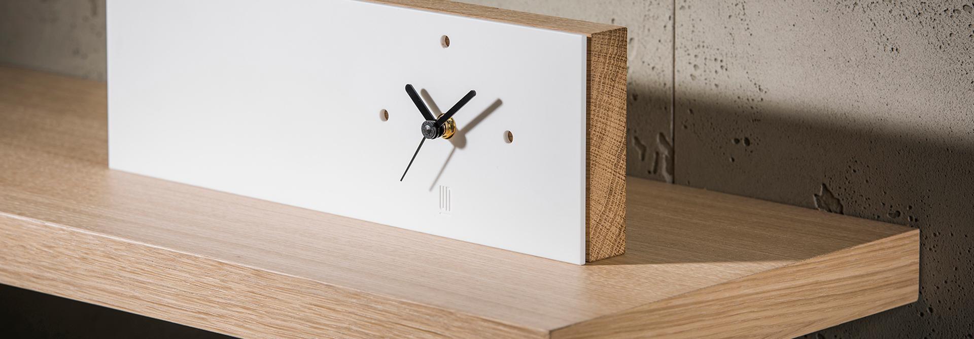 Horloge de table blanc vue de face